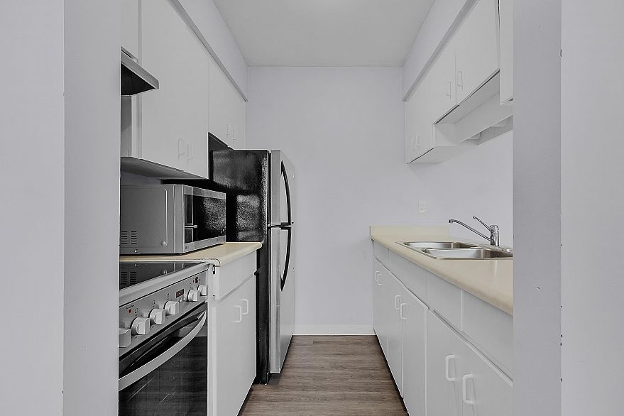 303 458 E 44th Avenue