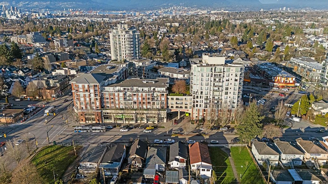 751 1483 E King Edward Avenue