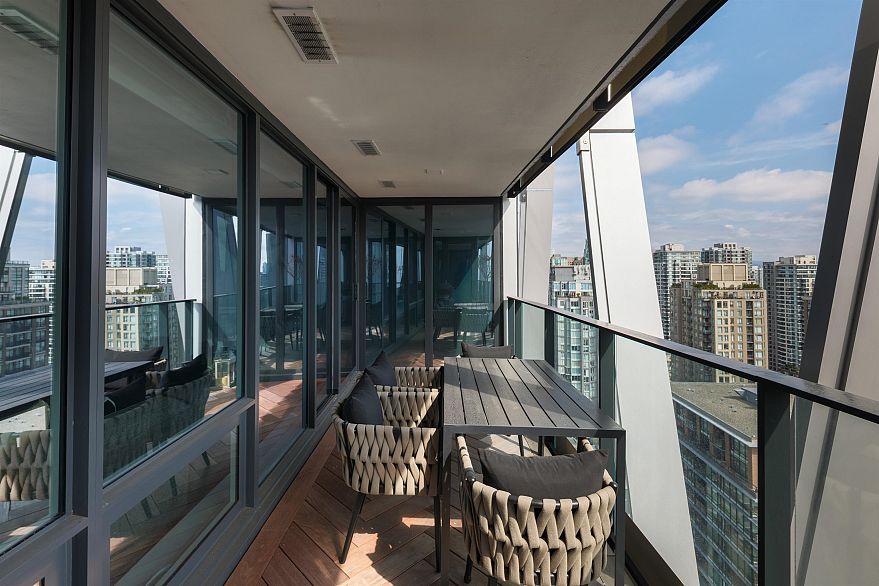 2504 1111 Richards Street