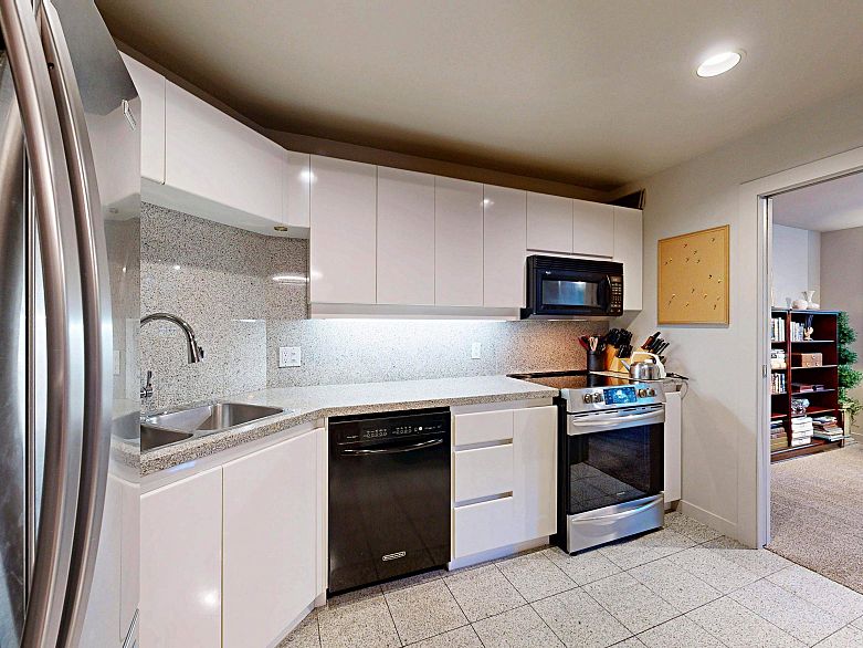 301 1888 Alberni Street