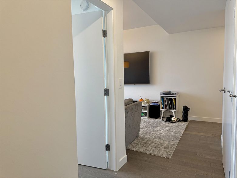 3605 1480 Howe Street