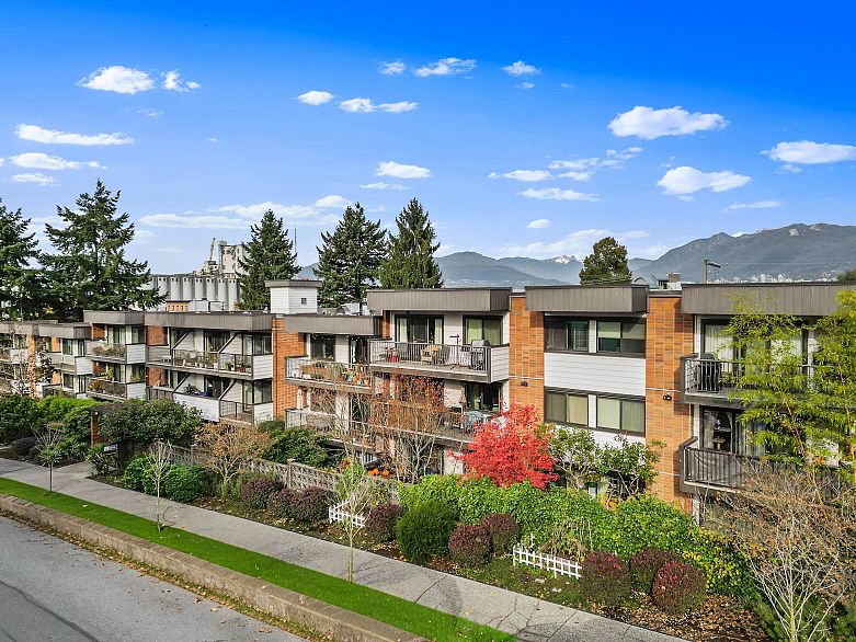 229 2033 Triumph Street