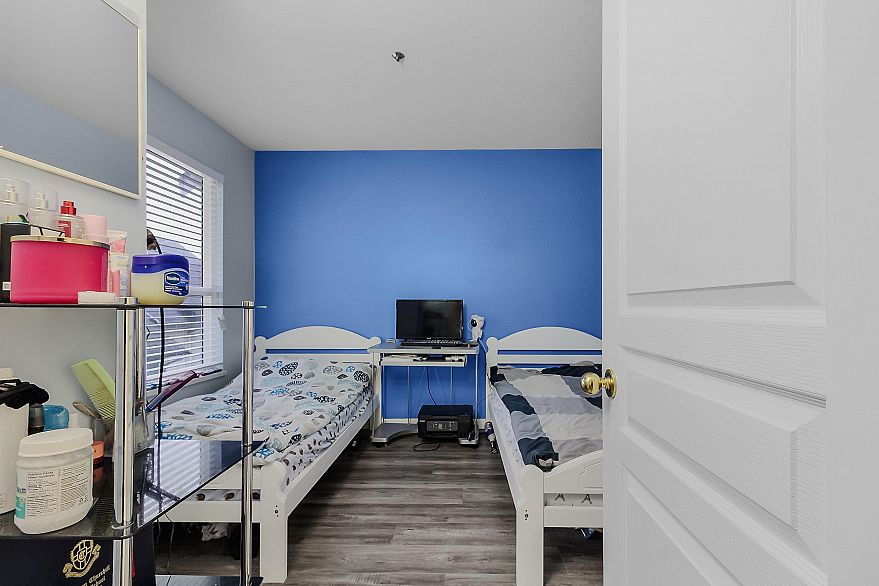 64 2727 E Kent Avenue North