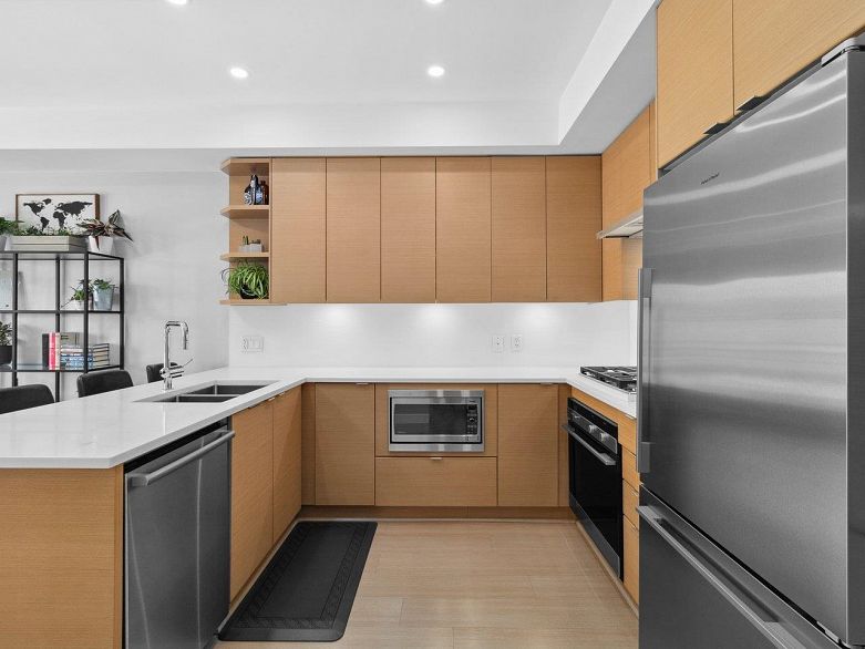 208 2528 Collingwood Street