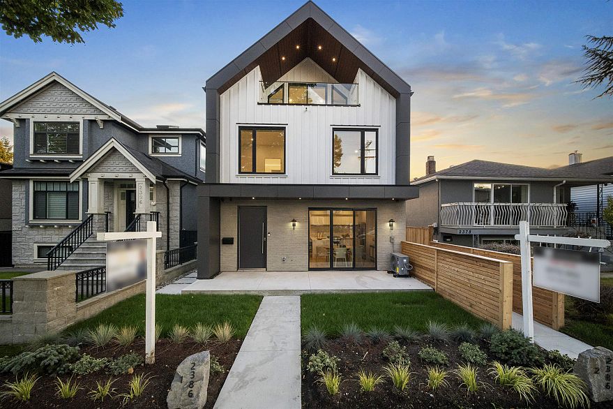 1 2386 E 45th Avenue