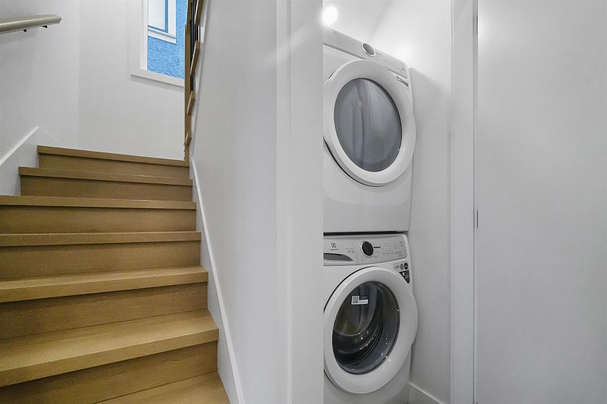 1 2386 E 45th Avenue