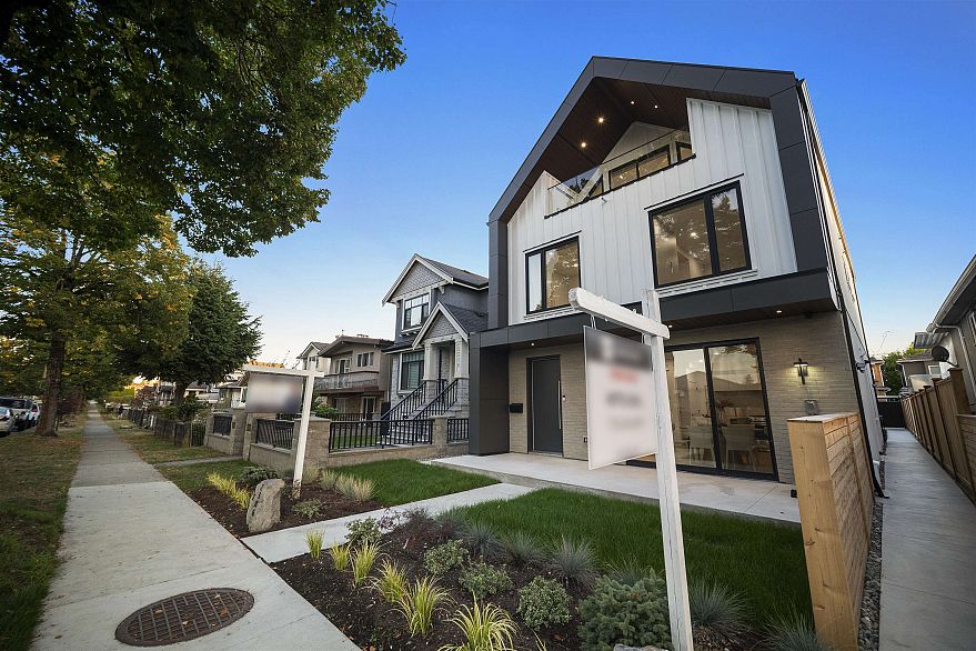 1 2386 E 45th Avenue