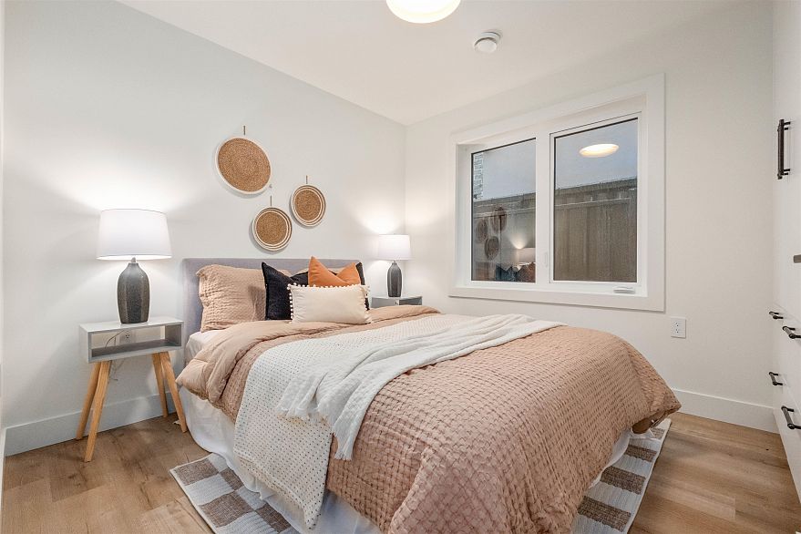 4 2667 E Pender Street