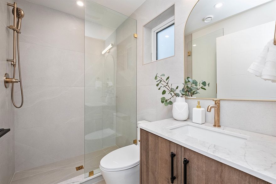 4 2667 E Pender Street