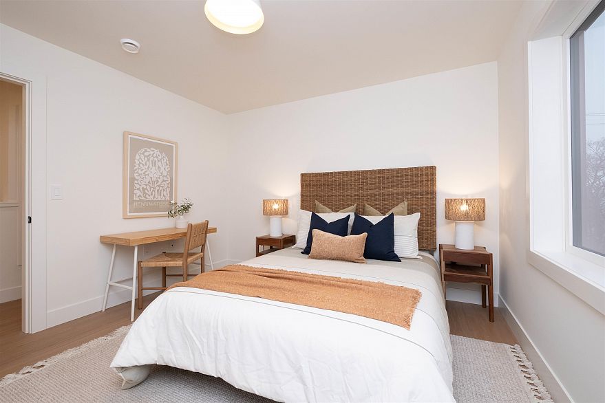 2 2667 E Pender Street