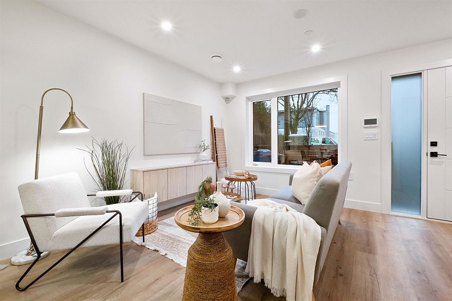 4 2667 E Pender Street