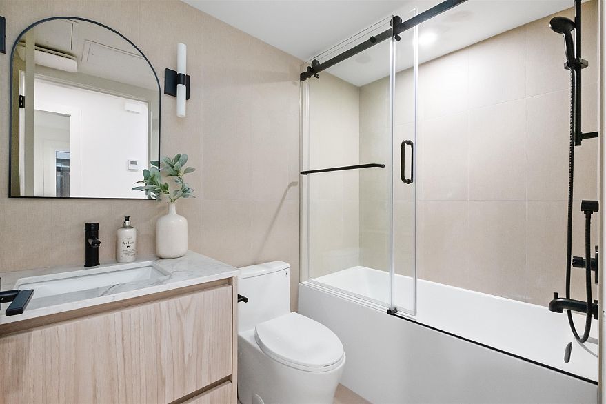 4 2667 E Pender Street