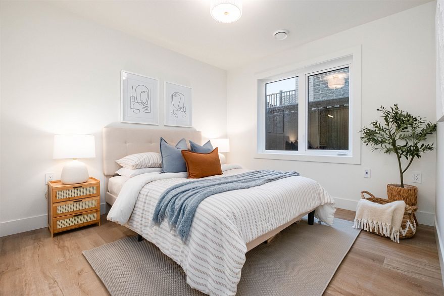 4 2667 E Pender Street