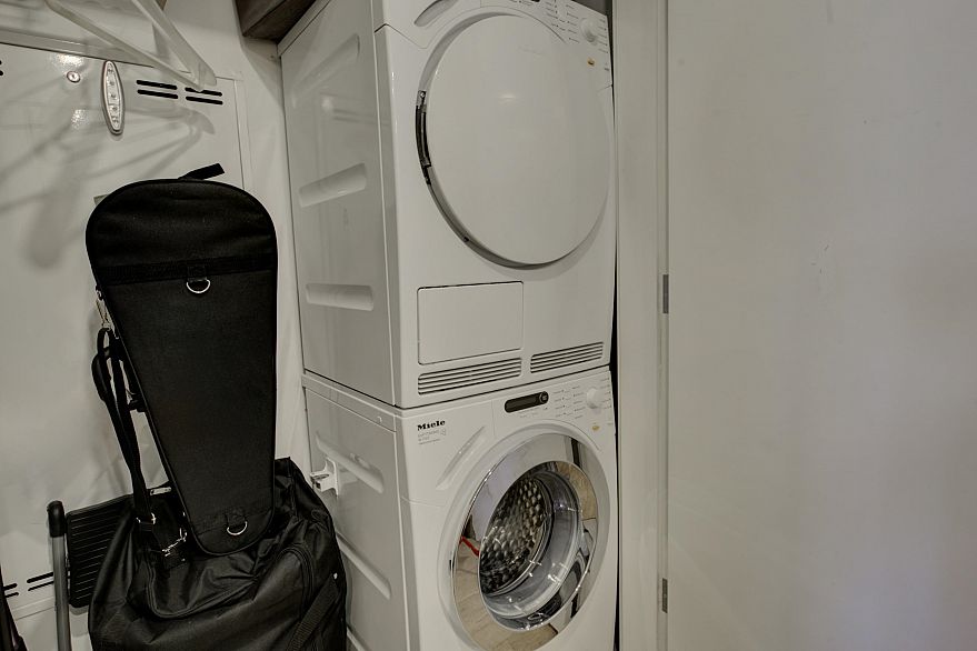 3809 1480 Howe Street