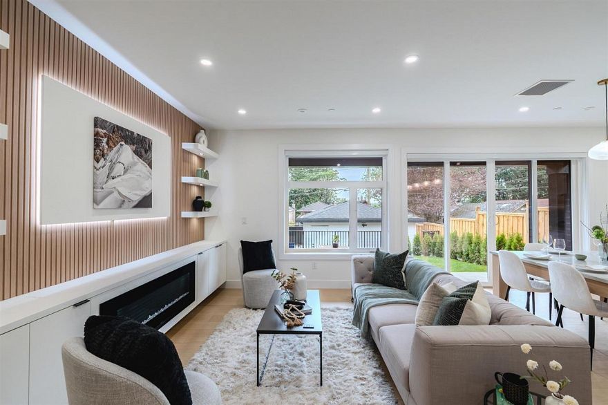 2 3576 E Pender Street