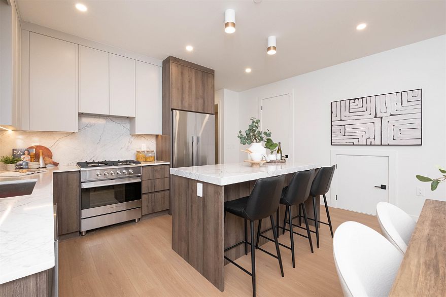 2 2667 E Pender Street