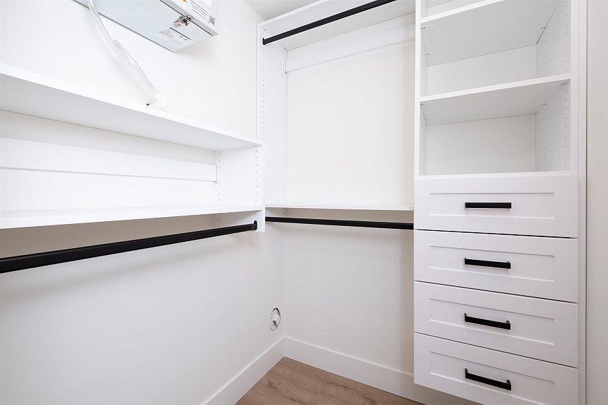 4 2667 E Pender Street