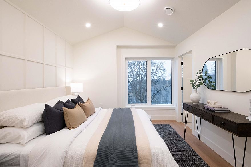 2 2667 E Pender Street