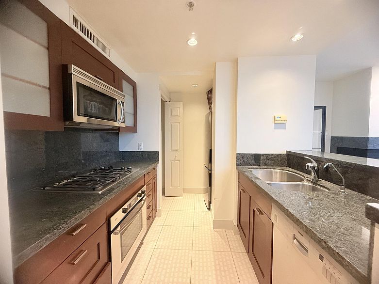 607 590 Nicola Street