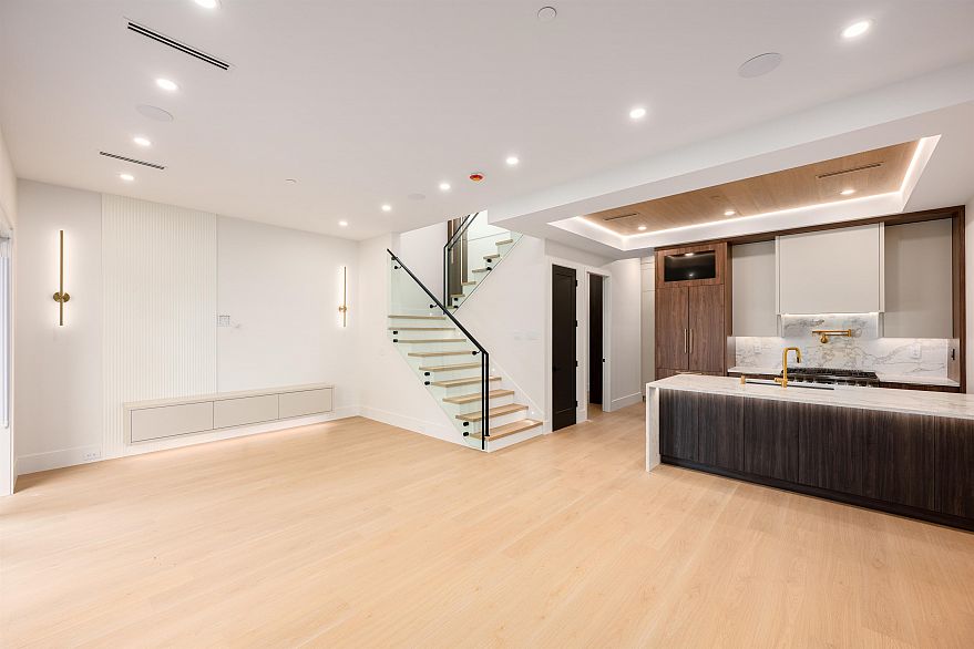 2 3466 Franklin Street