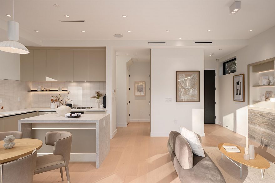 2 4018 W 21st Avenue