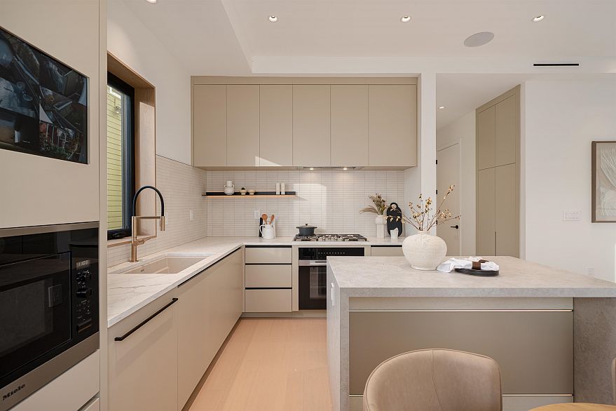 2 4018 W 21st Avenue