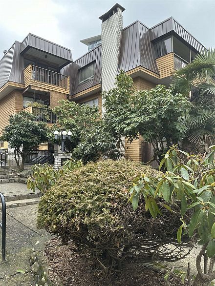 206 2299 E 30th Avenue