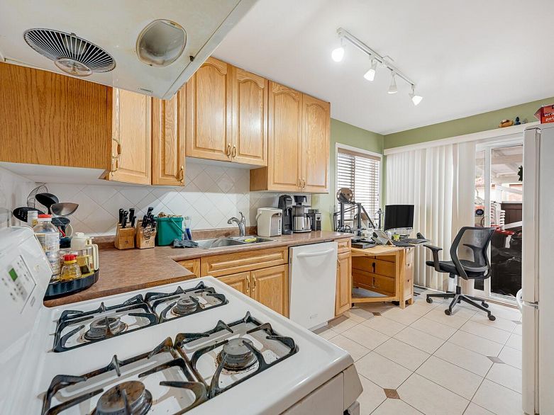 6979 Gladstone Street