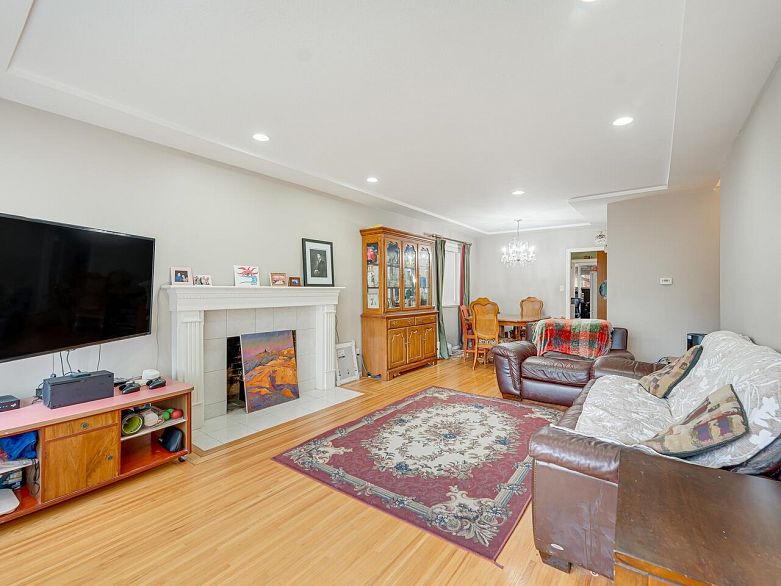 6979 Gladstone Street