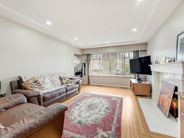 6979 Gladstone Street