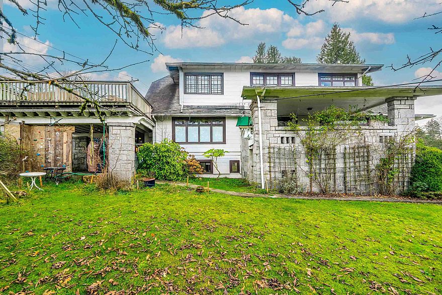 1989 W King Edward Avenue