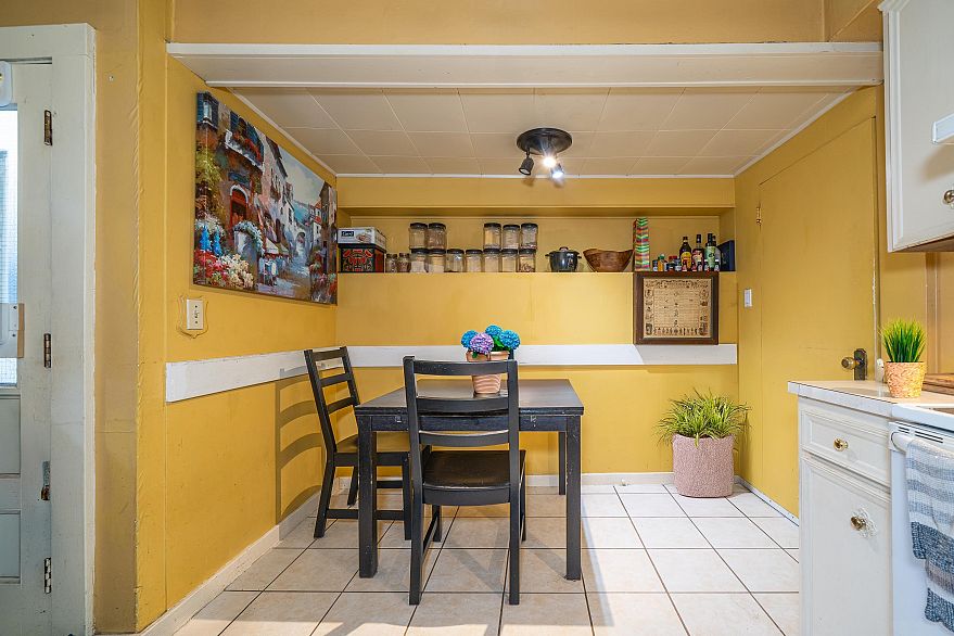 1989 W King Edward Avenue