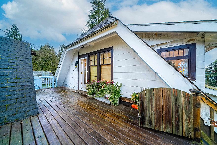 1989 W King Edward Avenue