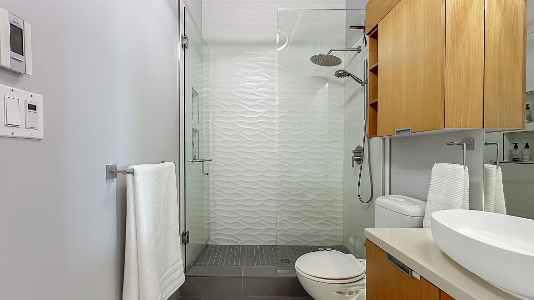 304 495 W 6th Avenue