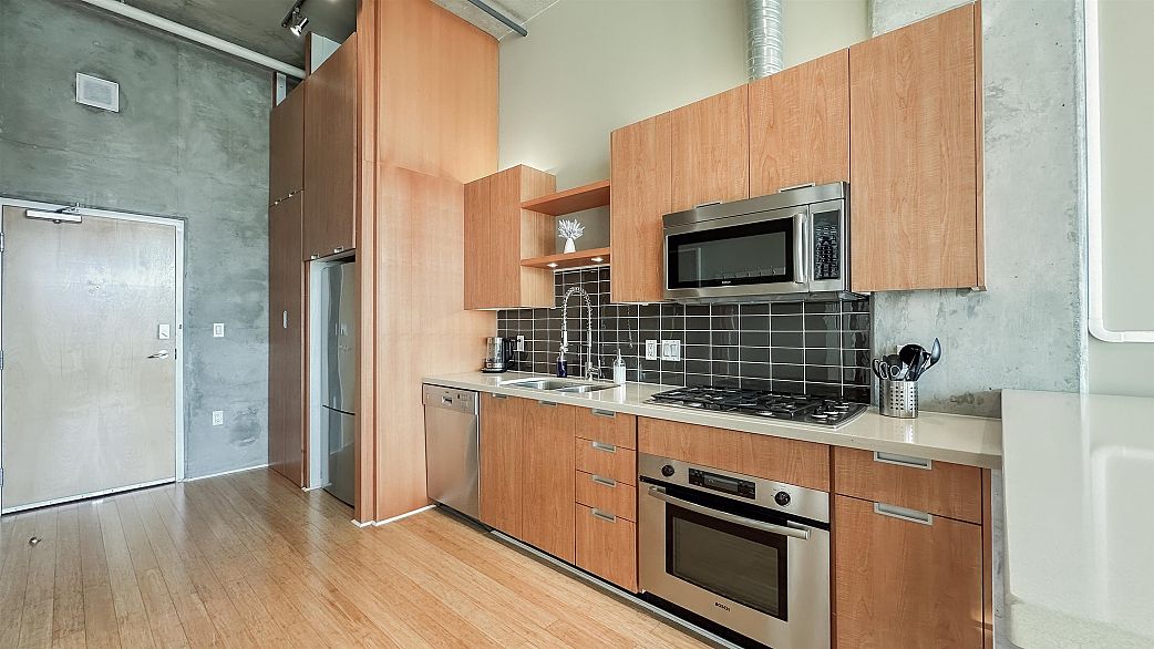 304 495 W 6th Avenue