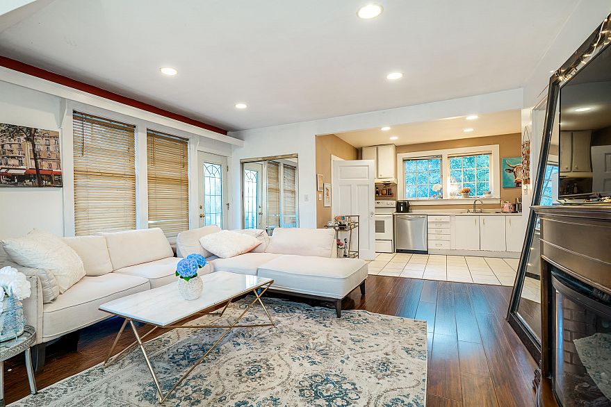 1989 W King Edward Avenue