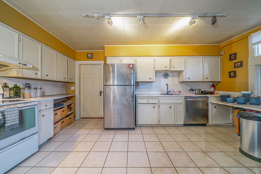 1989 W King Edward Avenue