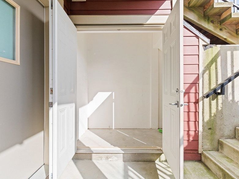 102 4577 Slocan Street