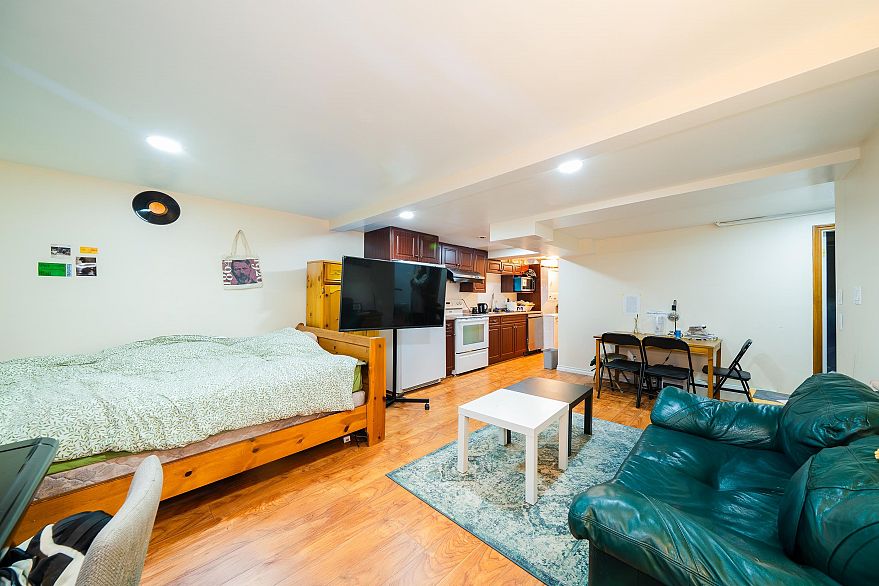 1989 W King Edward Avenue