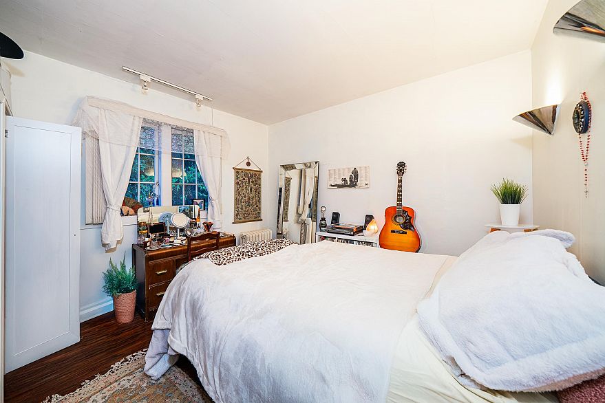 1989 W King Edward Avenue