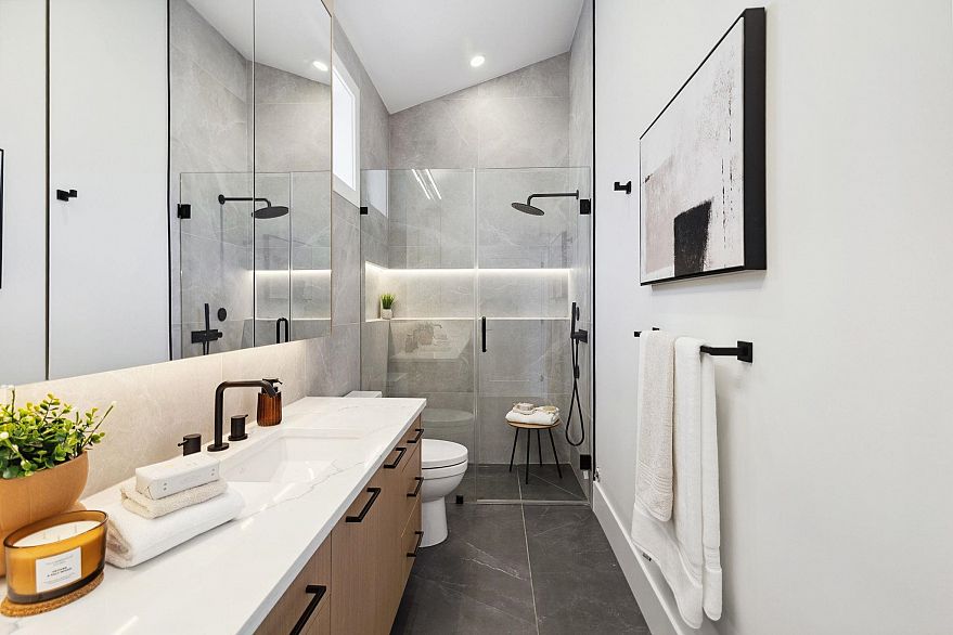 #2 2244 E 11th Avenue