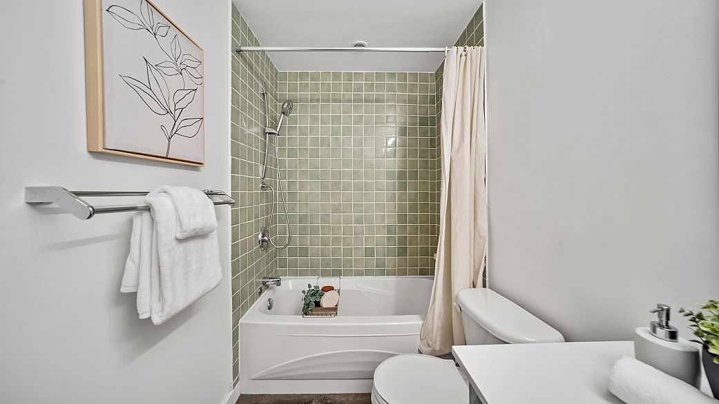 17 1345 W 4th Avenue