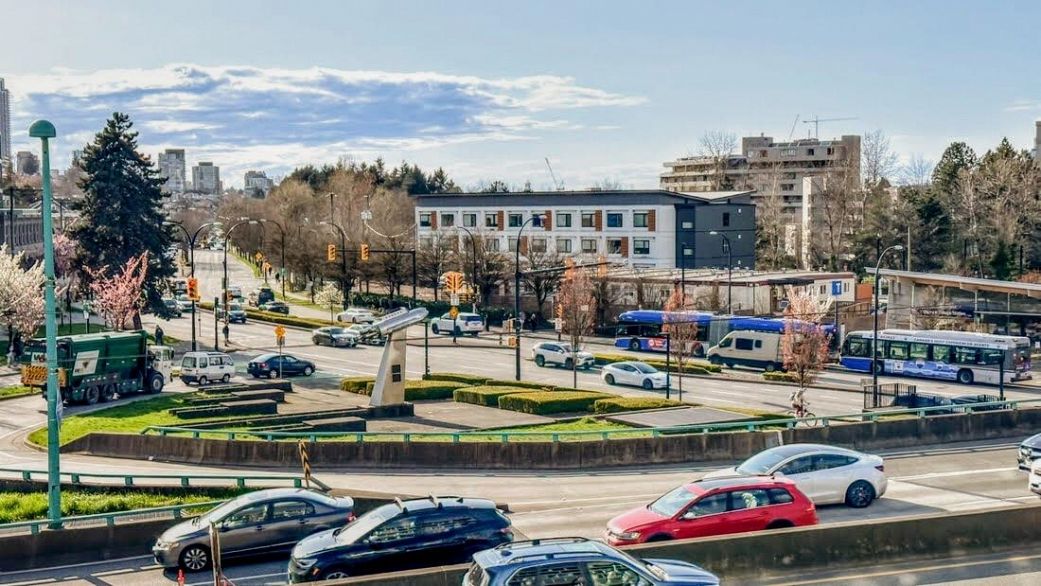 304 495 W 6th Avenue