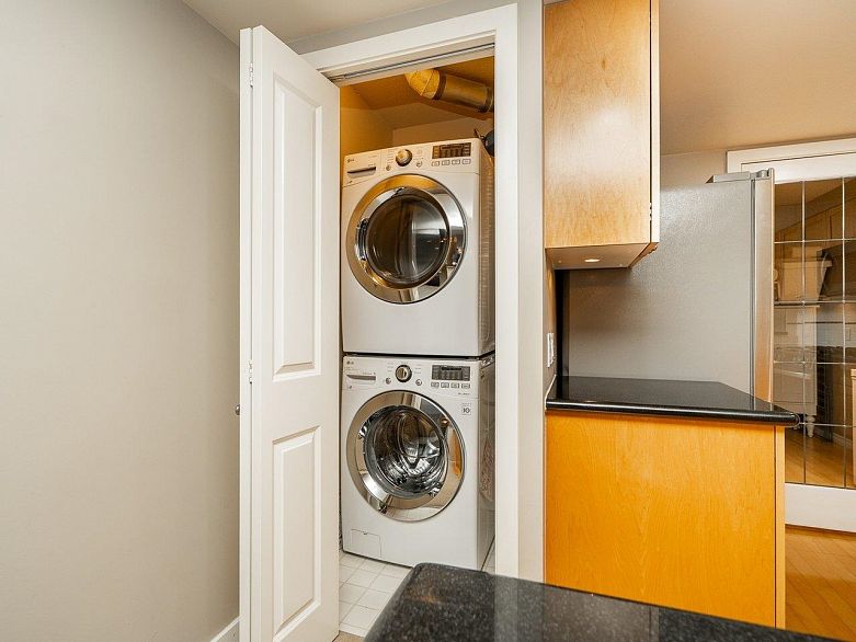 403 1425 W 6th Avenue