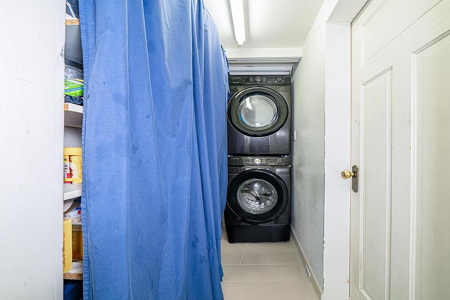 1989 W King Edward Avenue