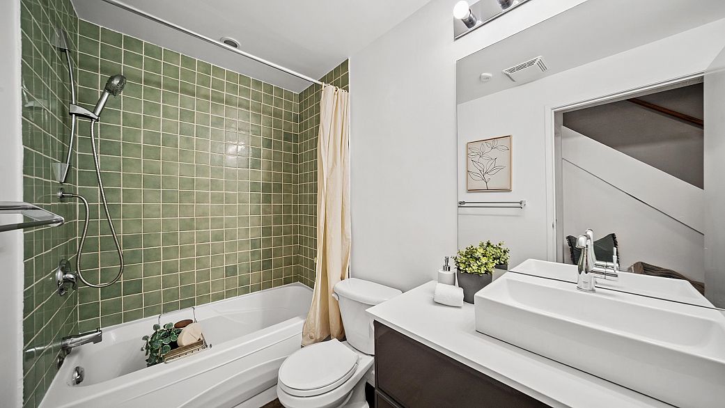 17 1345 W 4th Avenue