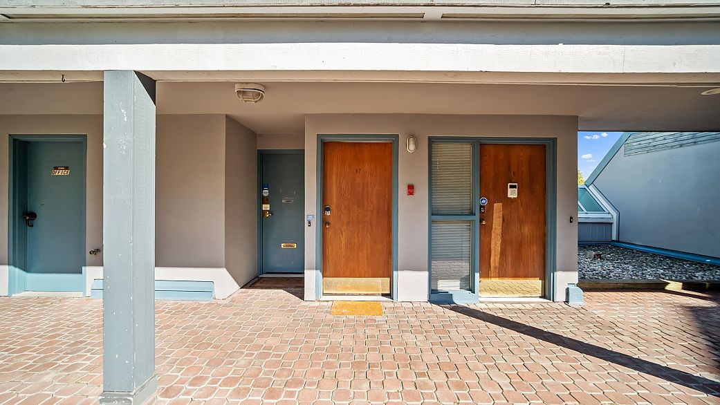 17 1345 W 4th Avenue