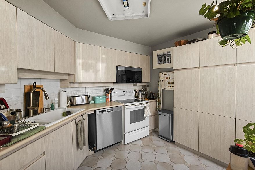 2005 1000 Beach Avenue