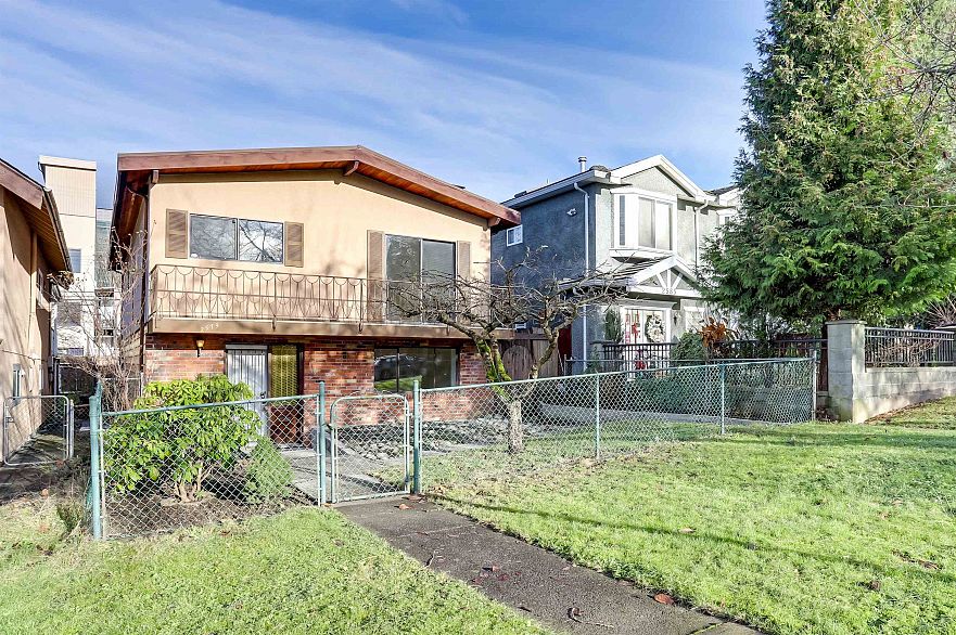 2579 E Pender Street