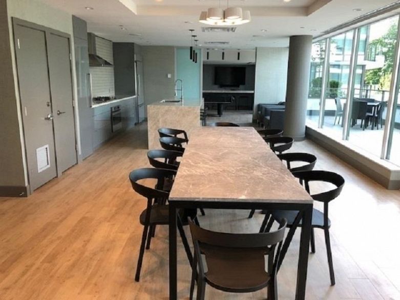 1905 8189 Cambie Street